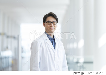 カメラ目線で微笑む白衣を着た40代の男性 124388343