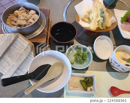 鳥釜めし定食　素材　背景 124388361