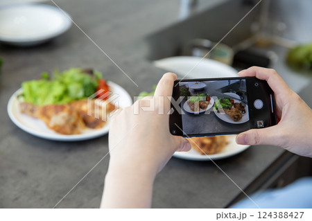 料理を撮影する女性の手元 料理を撮影する女性の手元 124388427