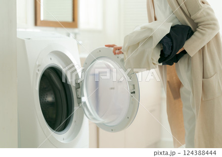 洗濯をする女性の手元 124388444
