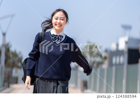 爽やかな青空の下元気に走る女子高生 爽やかな青空の下元気に走る女子高生 124388594