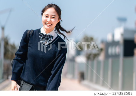 爽やかな青空の下元気に登校する女子高生 124388595