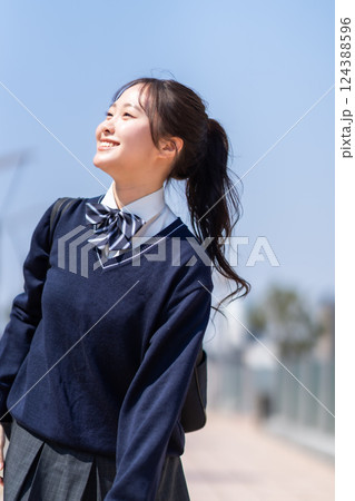 爽やかな青空の下元気に登校する女子高生 爽やかな青空の下元気に登校する女子高生 124388596