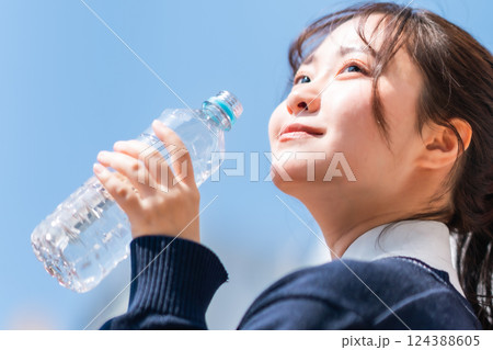 爽やかな日に屋外で水分補給をする女子高生 爽やかな日に屋外で水分補給をする女子高生 124388605