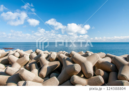 穏やかな海と消波ブロック 1 穏やかな海と消波ブロック 1 124388804