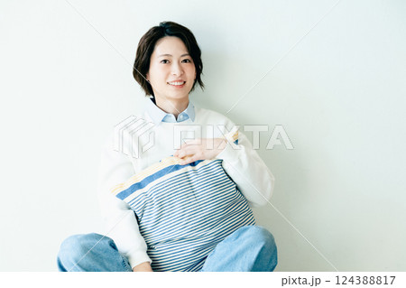 壁際で座る女性のポートレート 壁際で座る女性のポートレート 124388817