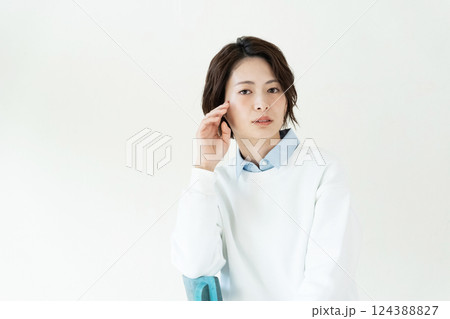 壁際で座る女性のポートレート 124388827