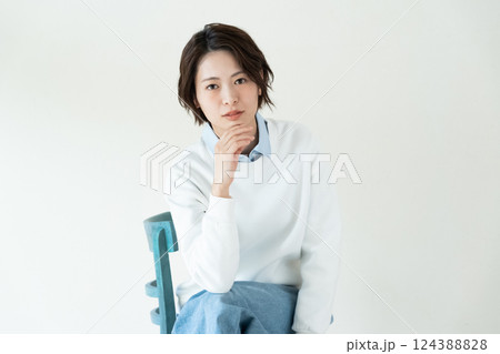壁際で座る女性のポートレート 124388828