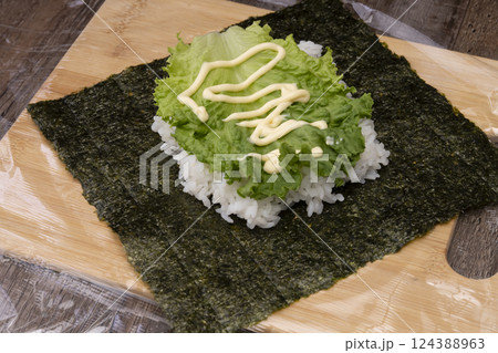 おにぎらずを作る工程 握らないおにぎり おにぎらずを作る工程 握らないおにぎり 124388963