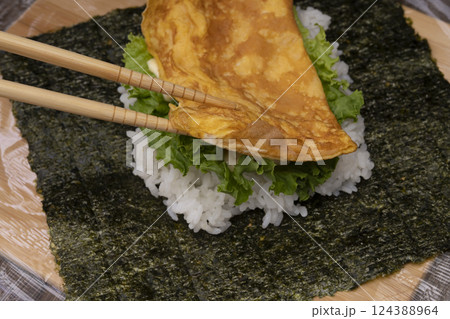 おにぎらずを作る工程 握らないおにぎり おにぎらずを作る工程 握らないおにぎり 124388964