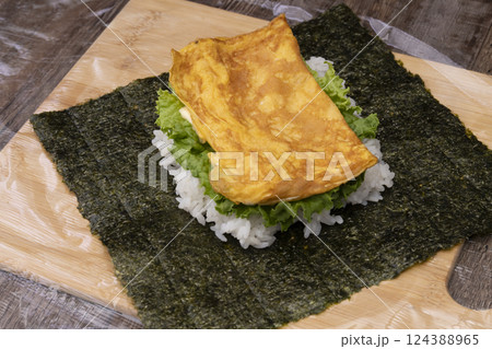 おにぎらずを作る工程 握らないおにぎり おにぎらずを作る工程 握らないおにぎり 124388965