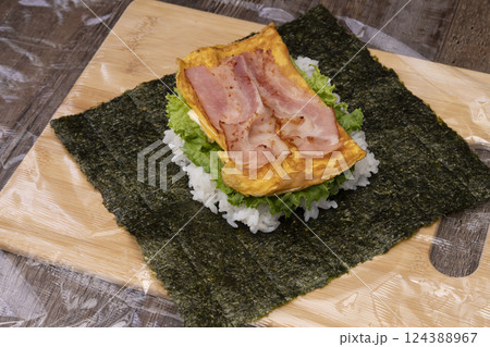 おにぎらずを作る工程 握らないおにぎり おにぎらずを作る工程 握らないおにぎり 124388967