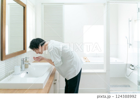 洗面所で顔を洗う男性 洗面所で顔を洗う男性 124388992