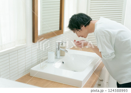 洗面所で顔を洗う男性 洗面所で顔を洗う男性 124388993