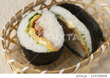 おにぎらずの断面 おにぎらずの断面 124389008