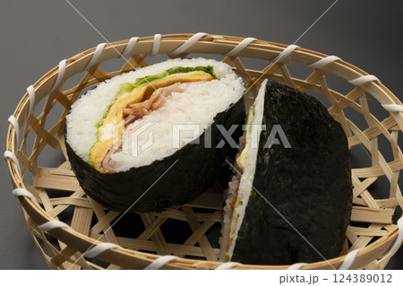 おにぎらずの断面 おにぎらずの断面 124389012