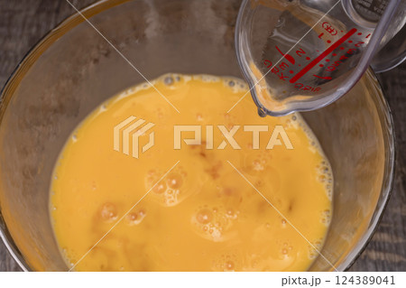天津飯を作る調理工程 天津飯を作る調理工程 124389041