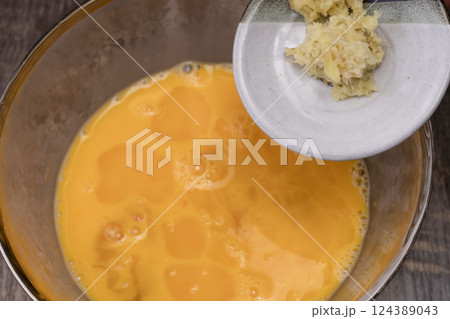 天津飯を作る調理工程 天津飯を作る調理工程 124389043