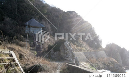 春の陽射しに照らされた岬の神社 春の陽射しに照らされた岬の神社 124389051
