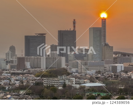 空撮「埼玉県」さいたま新都心と夕日の風景　さいたま市 124389056