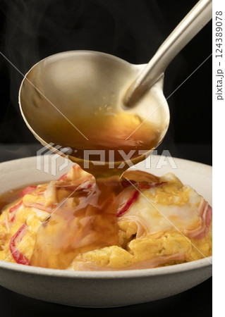 天津飯　おたまで湯気の立ったあんをかける 124389078