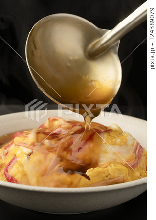 天津飯　おたまで湯気の立ったあんをかける 124389079