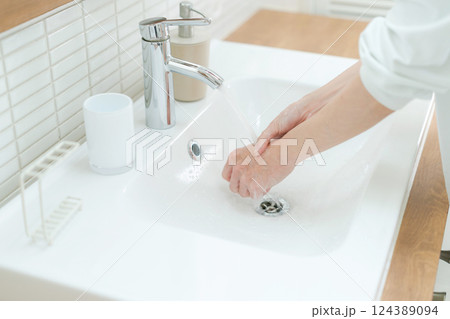 洗面所で手を洗う男性の手元 124389094