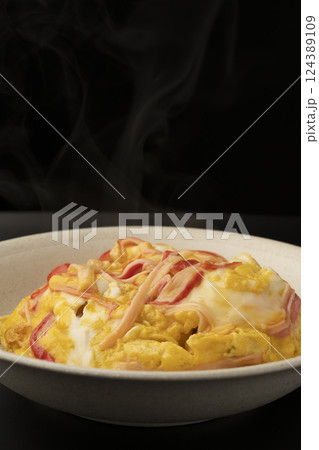 湯気の立った熱々の天津飯 124389109