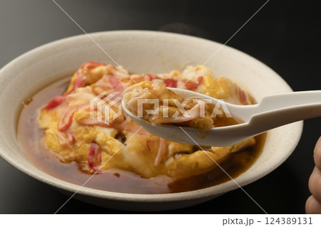 湯気の立った熱々の天津飯をレンゲで持ち上げる 湯気の立った熱々の天津飯をレンゲで持ち上げる 124389131