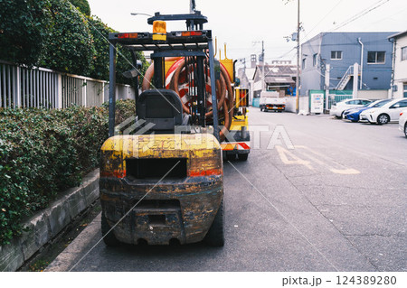 [南港平林]使い古されたフォークリフト 124389280