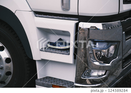 [南港平林]トラックの足掛け部分に置かれたクロックス 124389284