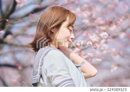 桜の下の女子高生 124389323