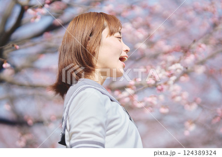 桜の下の女子高生 桜の下の女子高生 124389324