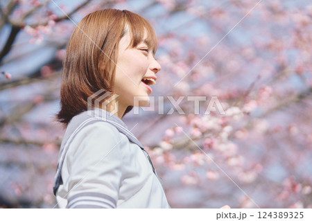 桜の下の女子高生 桜の下の女子高生 124389325