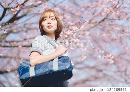 桜の下の女子高生 124389331