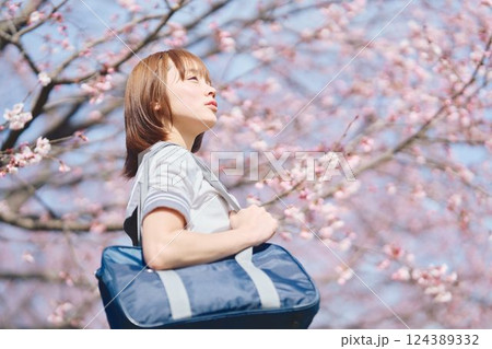 桜の下の女子高生 124389332