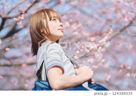 桜の下の女子高生 124389335
