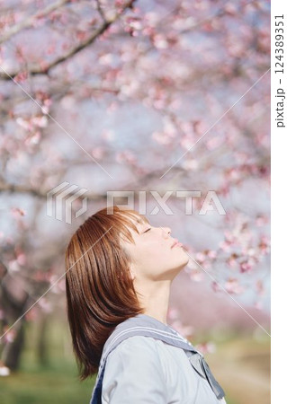 桜の下の女子高生 124389351