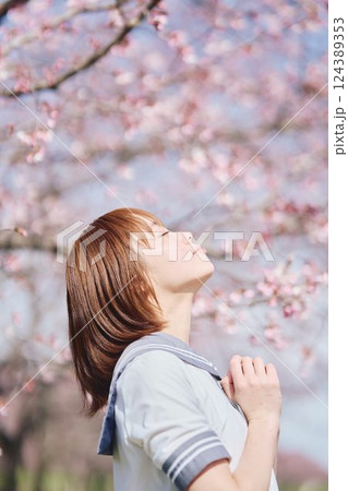 桜の下の女子高生 124389353