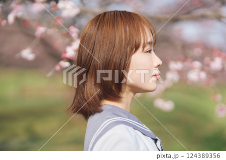 桜の下の女子高生 124389356