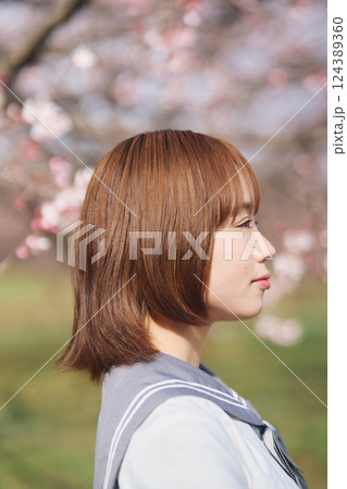 桜の下の女子高生 124389360