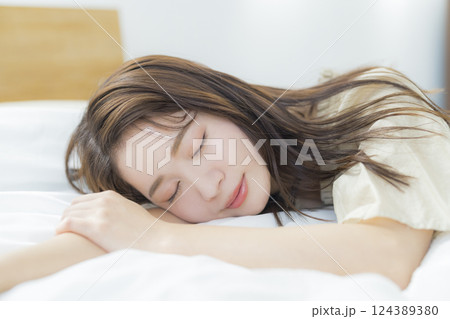 ベッドに寝そべる女性 ベッドに寝そべる女性 124389380