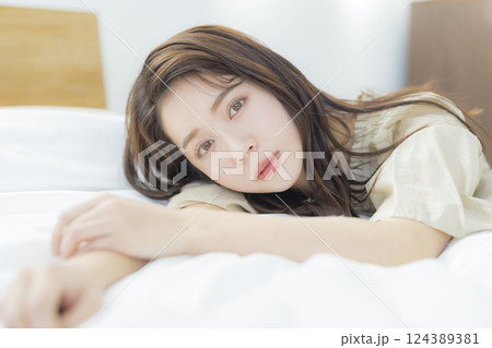 ベッドに寝そべる女性 ベッドに寝そべる女性 124389381