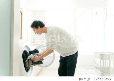 洗濯をする男性 124389395