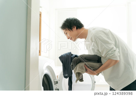 洗濯をする男性 洗濯をする男性 124389398