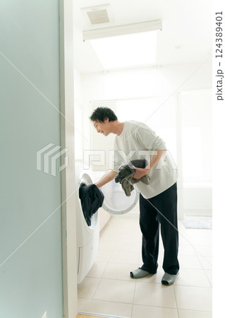 洗濯をする男性 洗濯をする男性 124389401