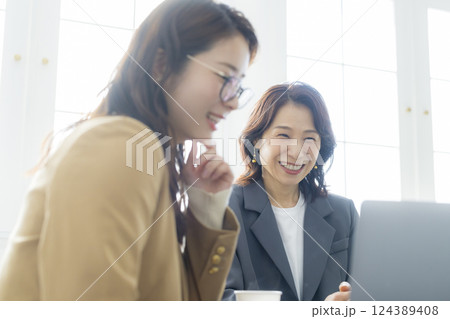 打ち合わせをするビジネスウーマン 124389408