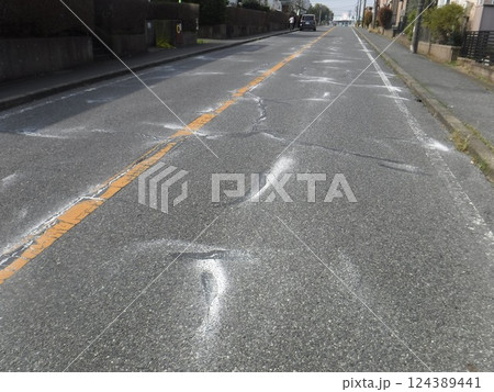 ひび割れたアスファルト道路の補修 124389441