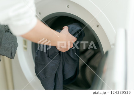 洗濯をする男性の手元 洗濯をする男性の手元 124389539