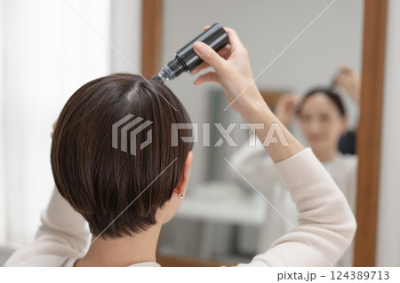ヘアケアをする女性 ヘアケアをする女性 124389713